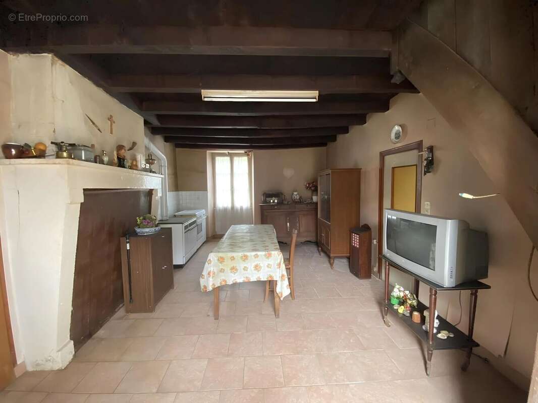 Maison à rénover avec grange et terrain à 20 minutes de Civray - photo 3