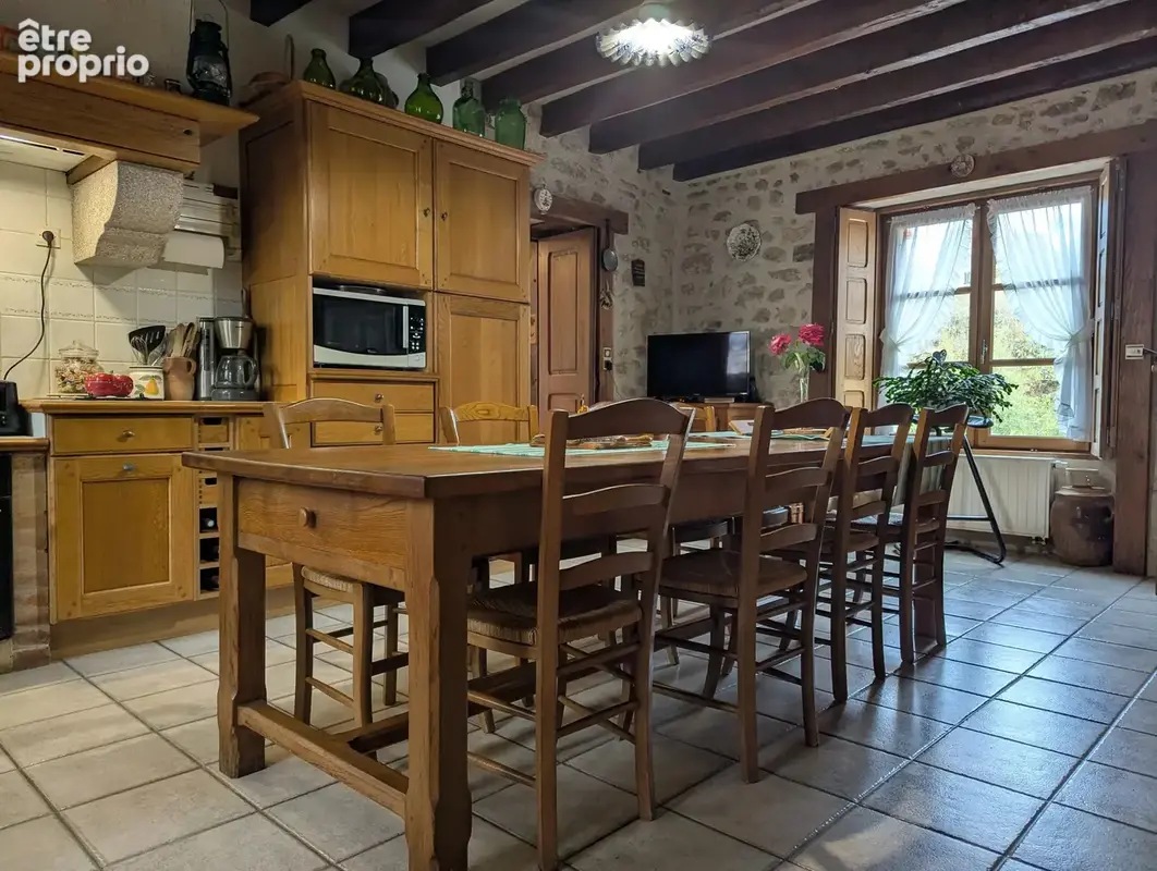 Belle propriété de caractère, idéalement située à quelques minutes à pied de Saint-Benoît-du-Sault - photo 3
