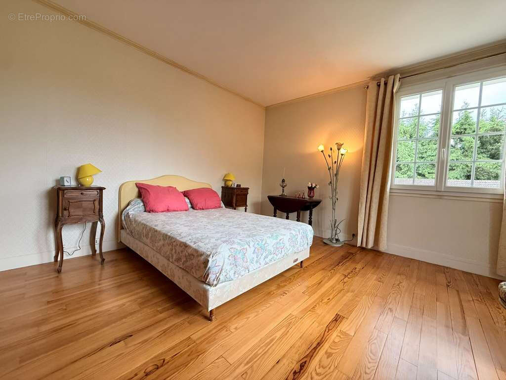 Authentique maison en pierre avec 4 chambres, dépendances et terrain de 2 207 m2 - photo 9