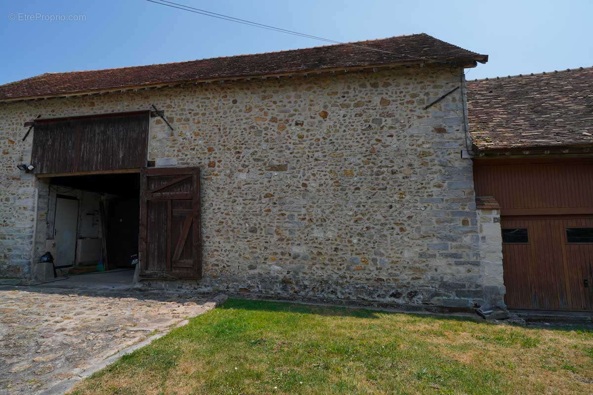 Maison à SAINT-MAURICE-MONTCOURONNE