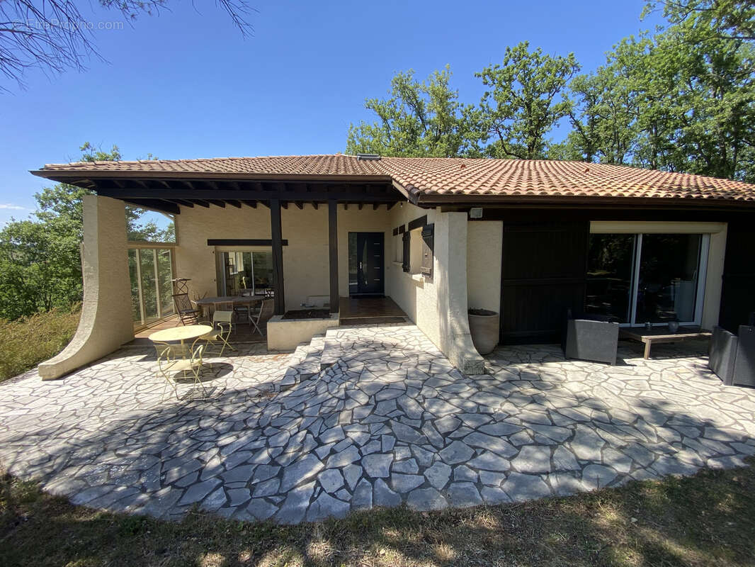 Maison d'architecte plain-pied de 280 m2 avec un terrain de 5 752 m2 - photo 8