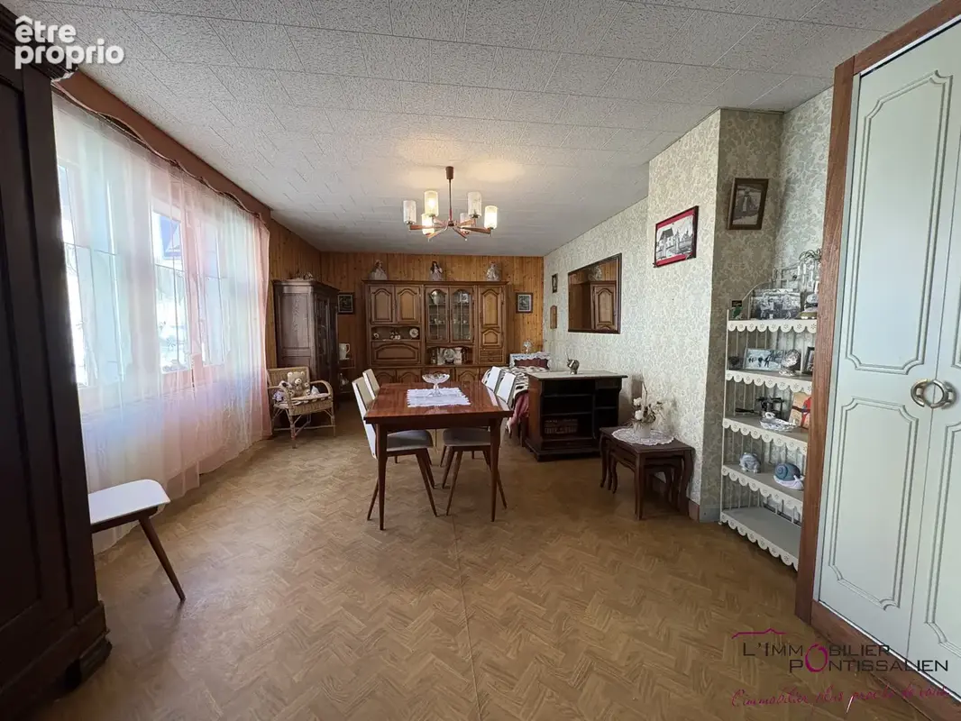 Frasne : maison individuelle offrant de beaux volumes, fort potentiel, garage - photo 3
