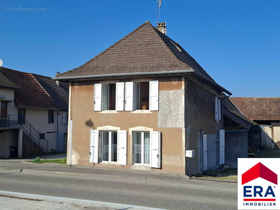 Maison à VEZERONCE-CURTIN