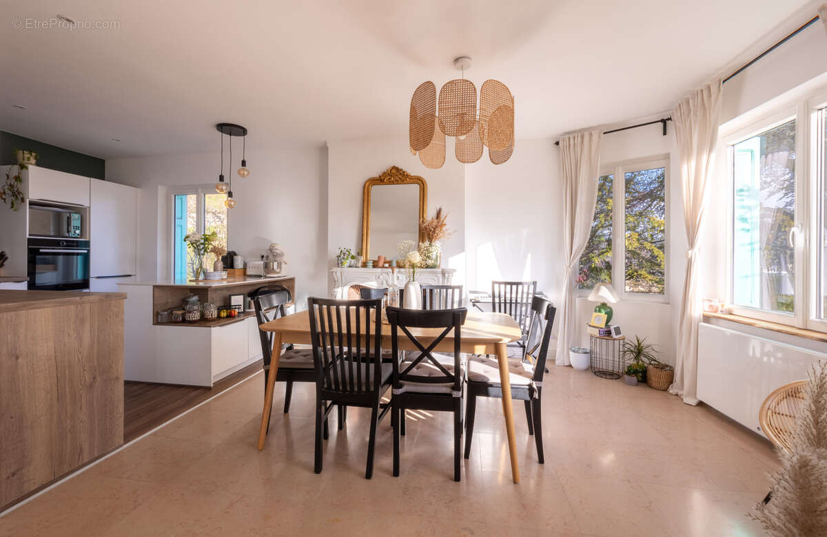 Appartement à SAINT-PRIEST-EN-JAREZ