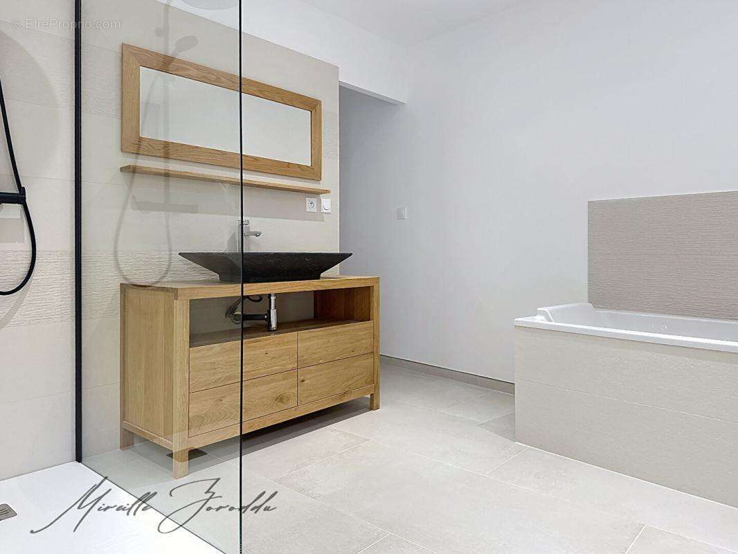 Maison à JONQUIERES-SAINT-VINCENT