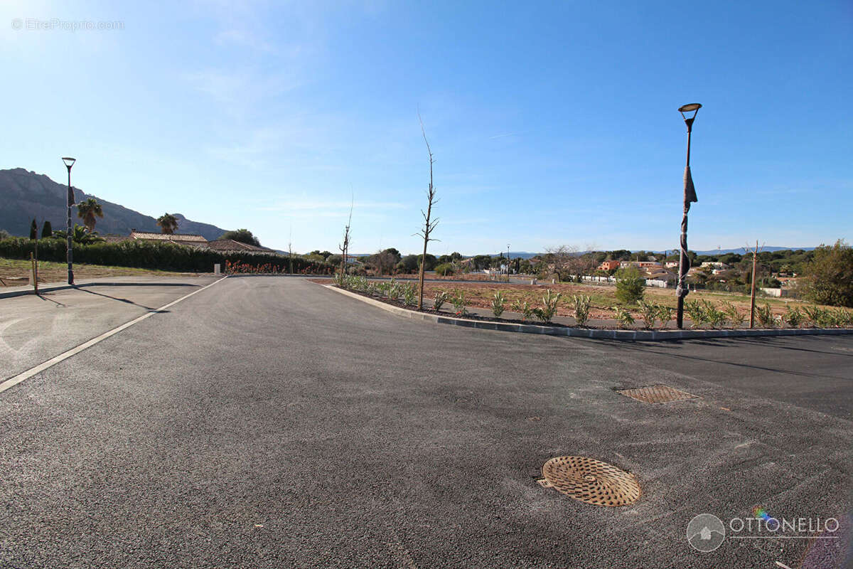 Terrain à ROQUEBRUNE-SUR-ARGENS