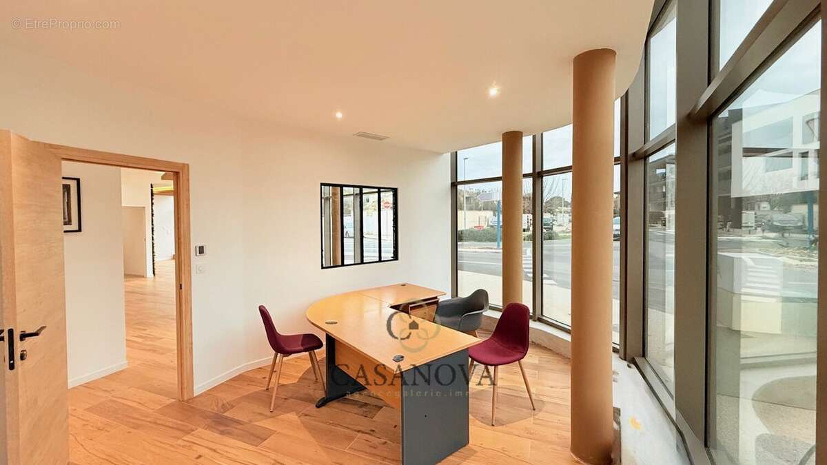Bureaux neufs 110 m² lumineux avec parkings  Baillargues  Immeuble récent - photo 13
