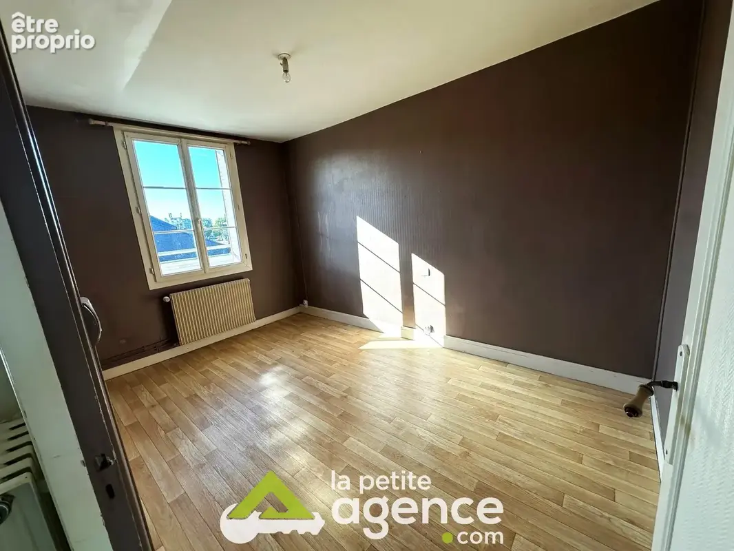 Coeur de ville dans résidence sécurisée, appartement T3 traversant, avec box, place de parking, cave et garage - photo 3