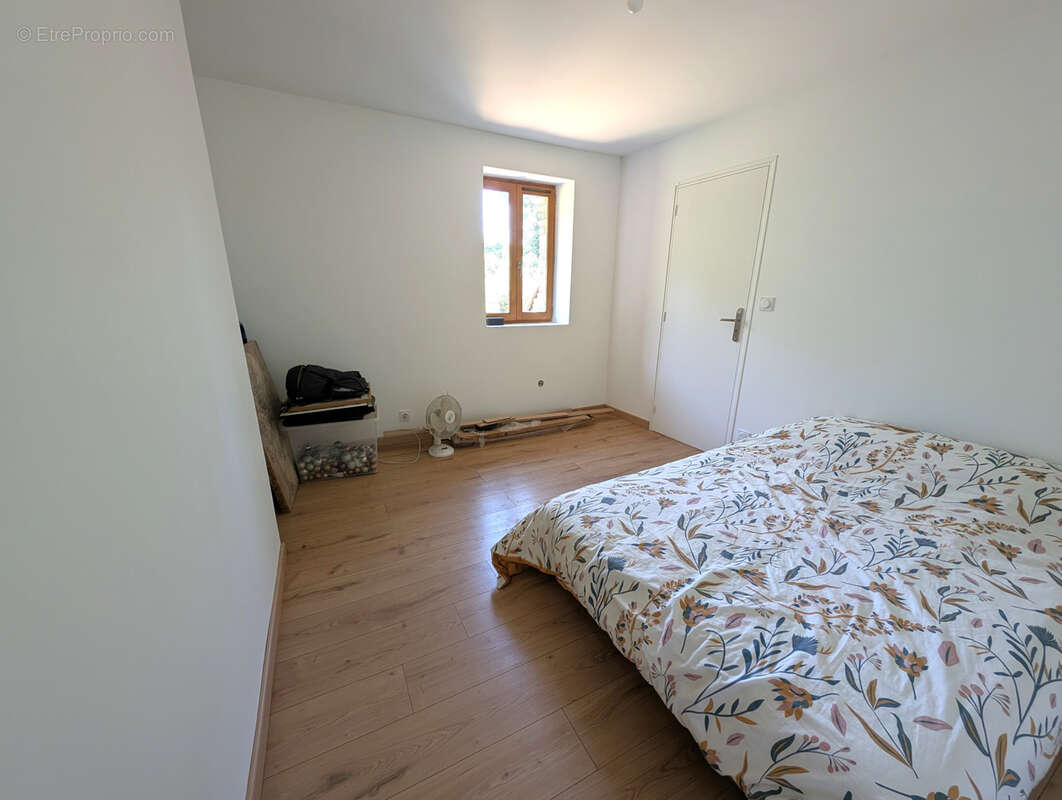 Sur la commune de St Aubin-Château-Neuf, maison de 157m2 habitable et jardin de 550m2 + 2600m2 en face - photo 9