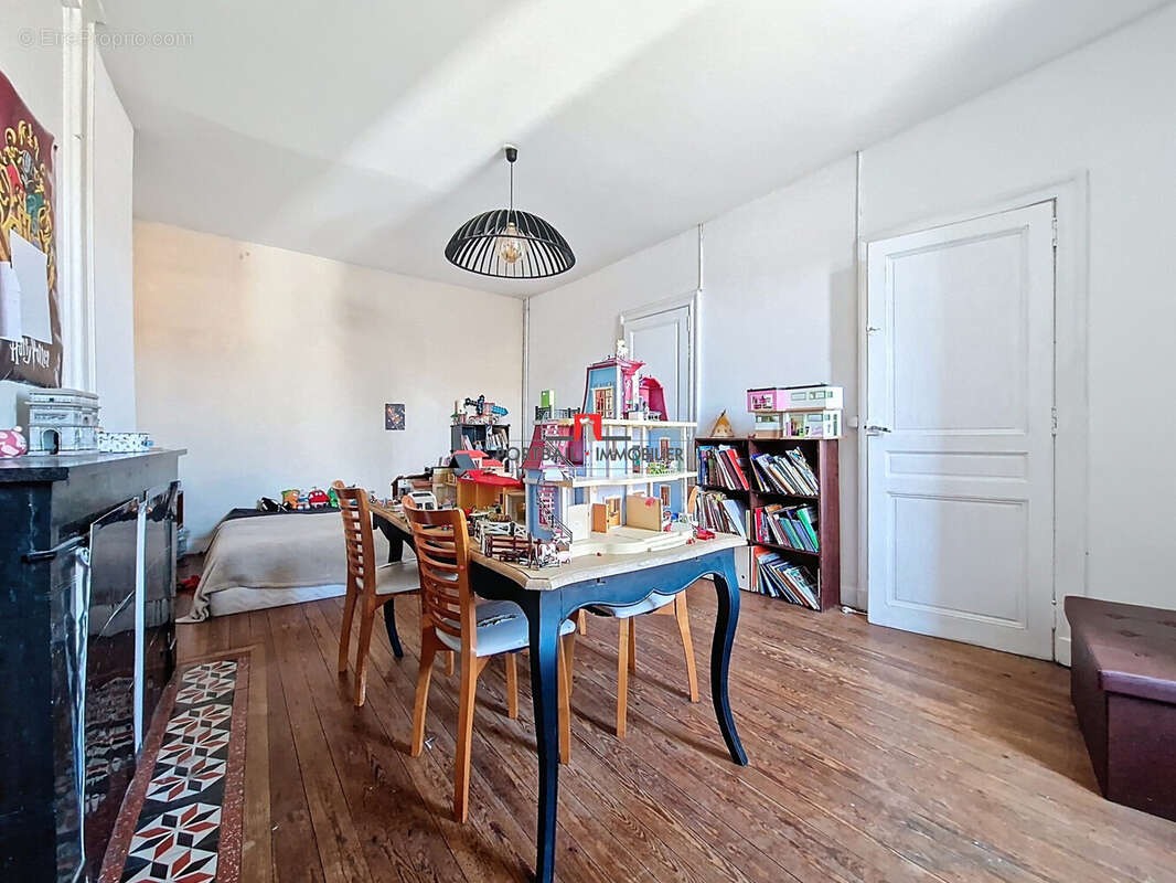 Maison 228 m² à Saint-Andre-De-Cubzac  - photo 8