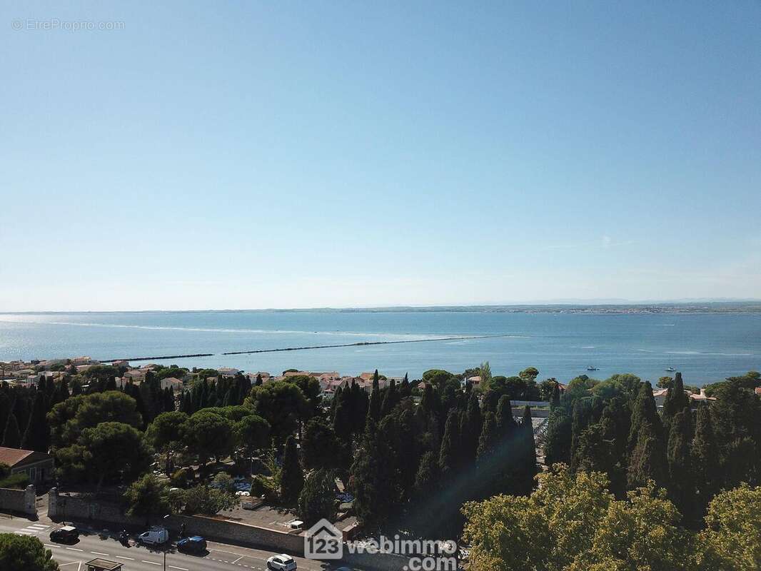 Vue sur l'étang de thau et la mer