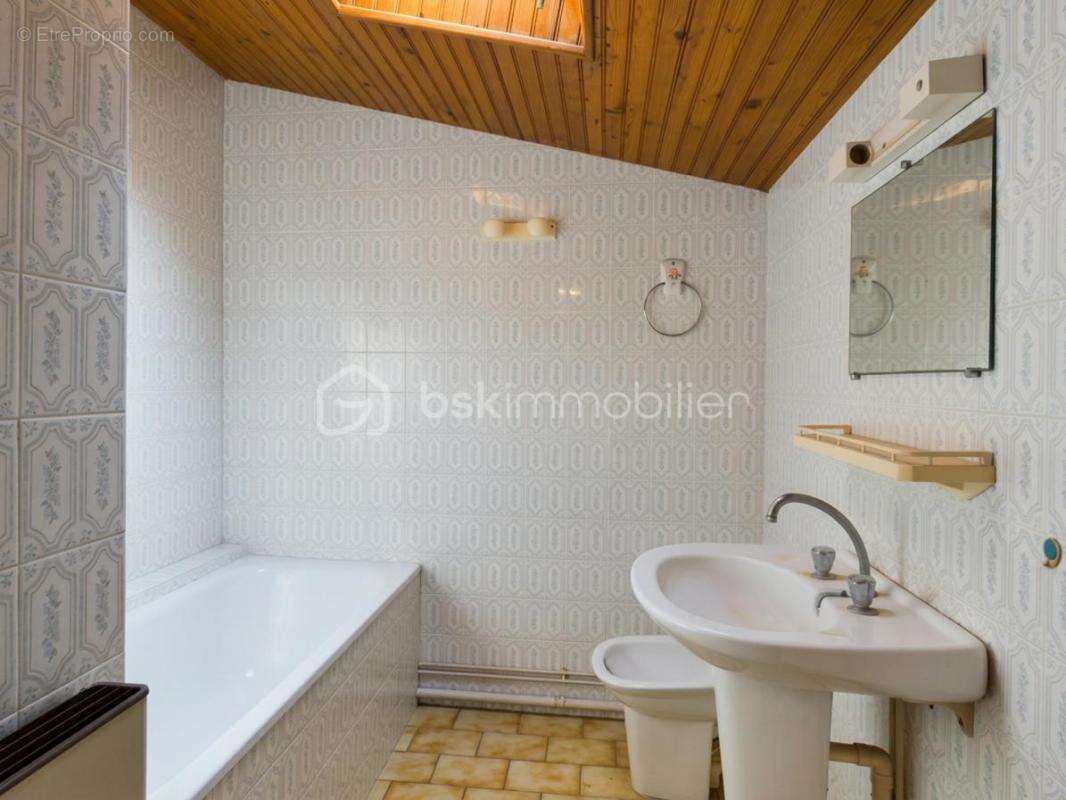 Marennes centre – Maison familiale en pierre de 145 m², 4 chambres, cour sans vis-à-vis et garage - photo 10