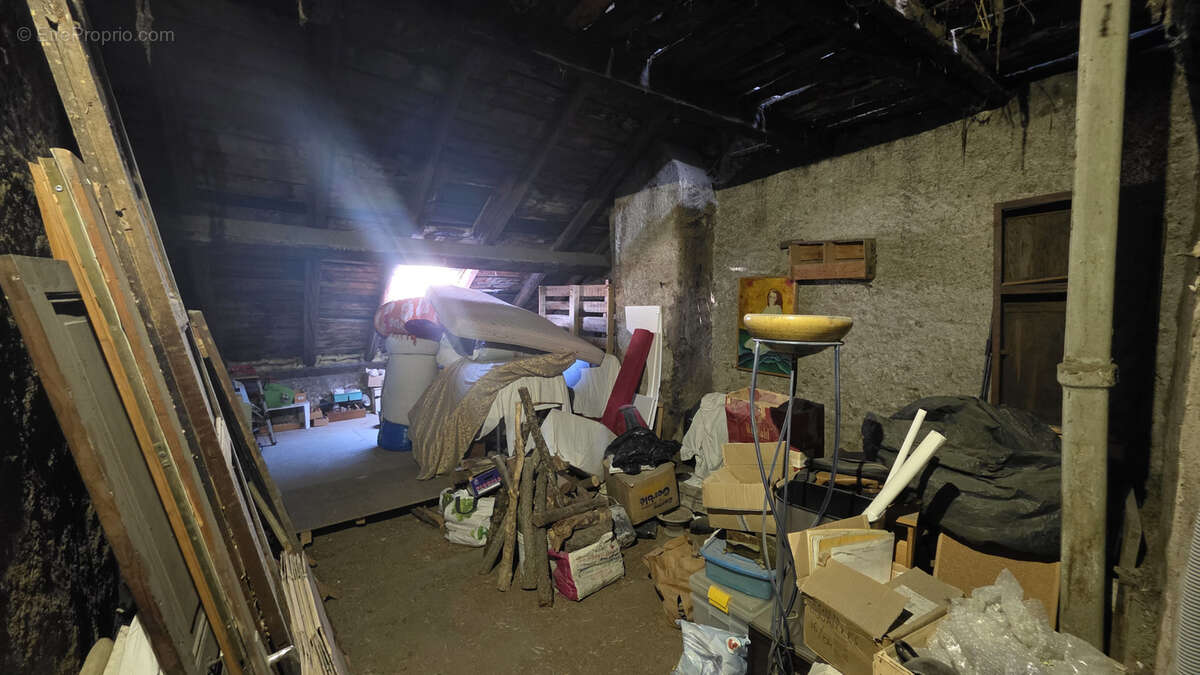 Grand t4 avec studio coin nuit et ses deux greniers a renover - photo 17