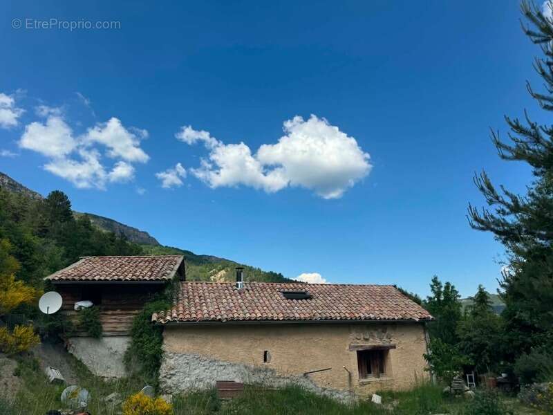 Propriété en pierres avec 2 maisons et 3 hectares de terrain – La Piarre (05) - photo 7