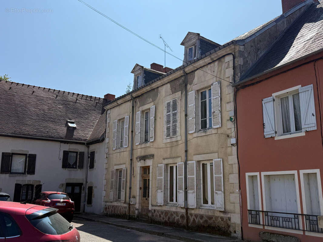 Auv 1227 : Maison de bourg à rénover, jardin, garages et grange - photo 21