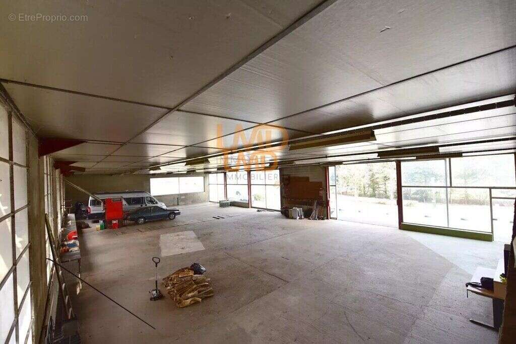 Commerce à SALLES-CURAN