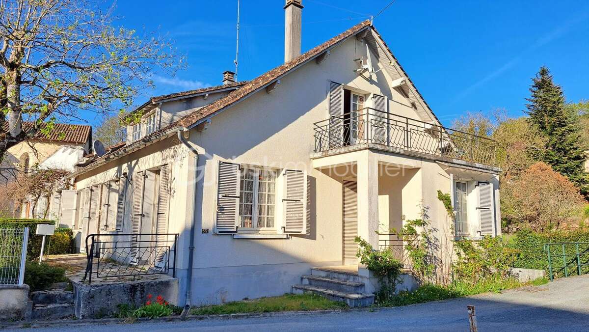 Maison à MANZAC-SUR-VERN