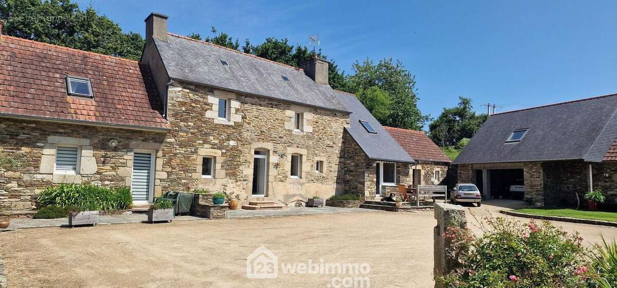 Maison principale avec le gîte sur la gauche - Maison à LANNION