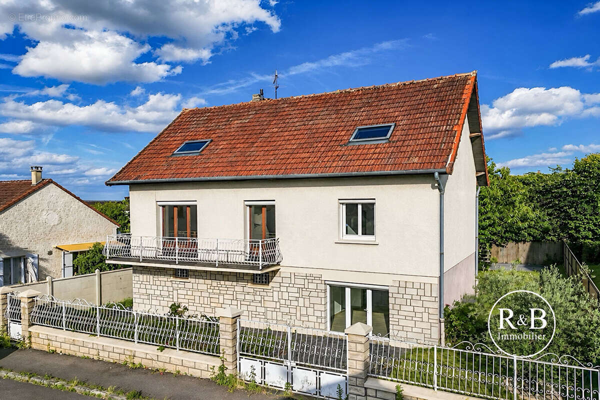 Maison à LES CLAYES-SOUS-BOIS