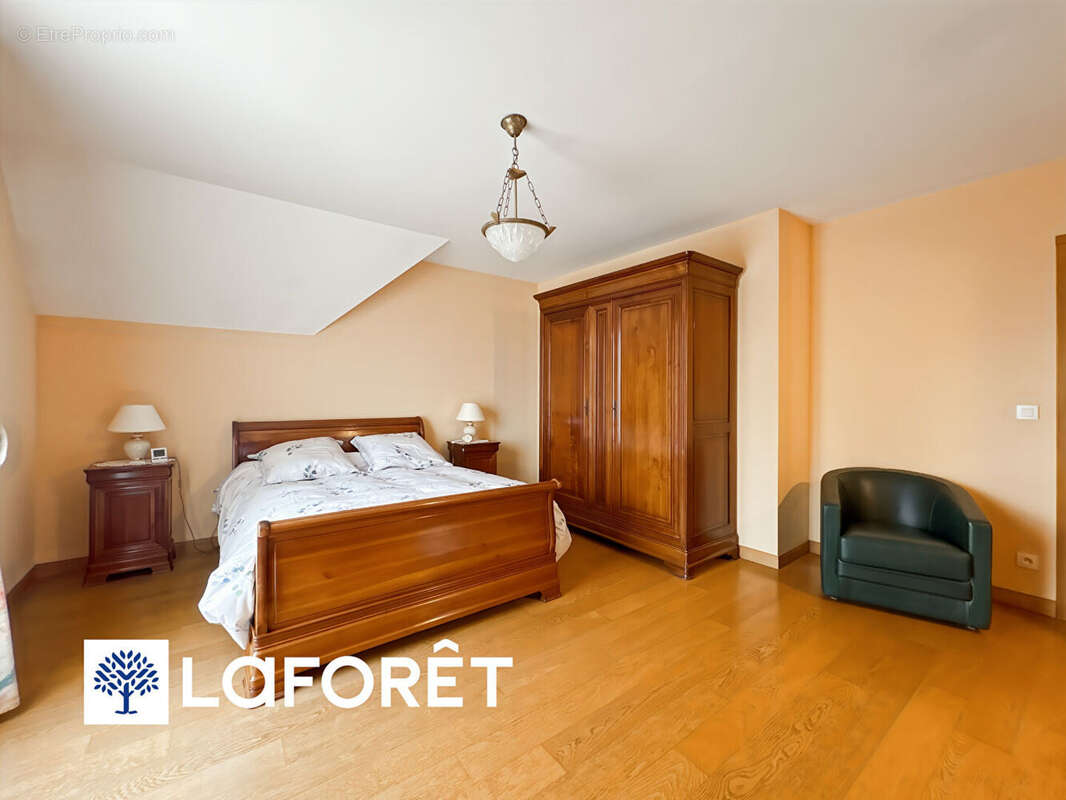 Maison à SAINTE-GENEVIEVE-DES-BOIS