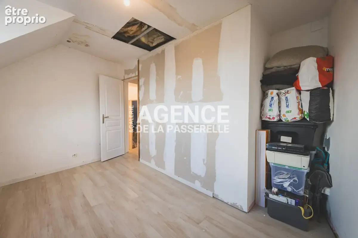 Maison rénovée de 118m2, 4 chambres, jardin et piscine. - photo 22