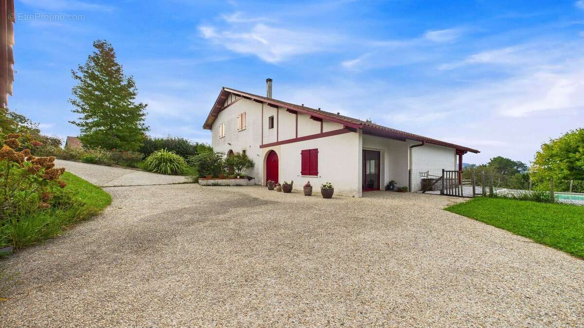 Maison 10 pièces 316 m² sur terrain de 4000 m² - photo 2