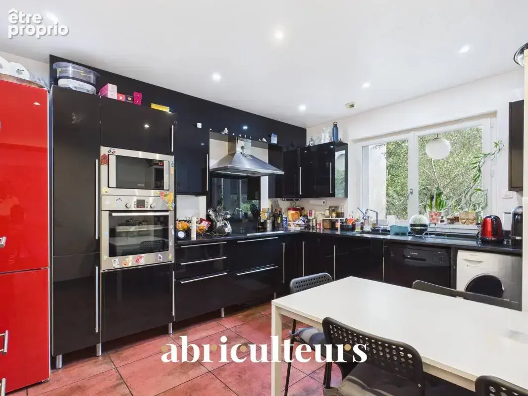 Belle maison contemporaine T7 de 185m²  avec dépendance, terrasse et jardin arboré de 500m² –  Garage  - Colombes (92400) - photo 9