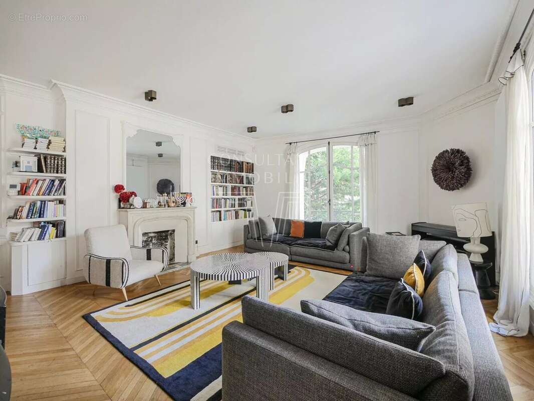 Appartement à PARIS-16E