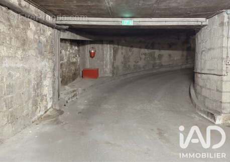 Parking 11 m² à Paris-18e  - photo 4