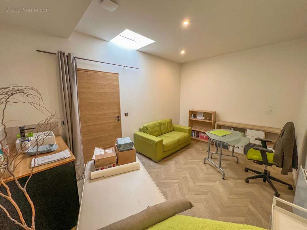 Commerce à LE MESNIL-SAINT-DENIS