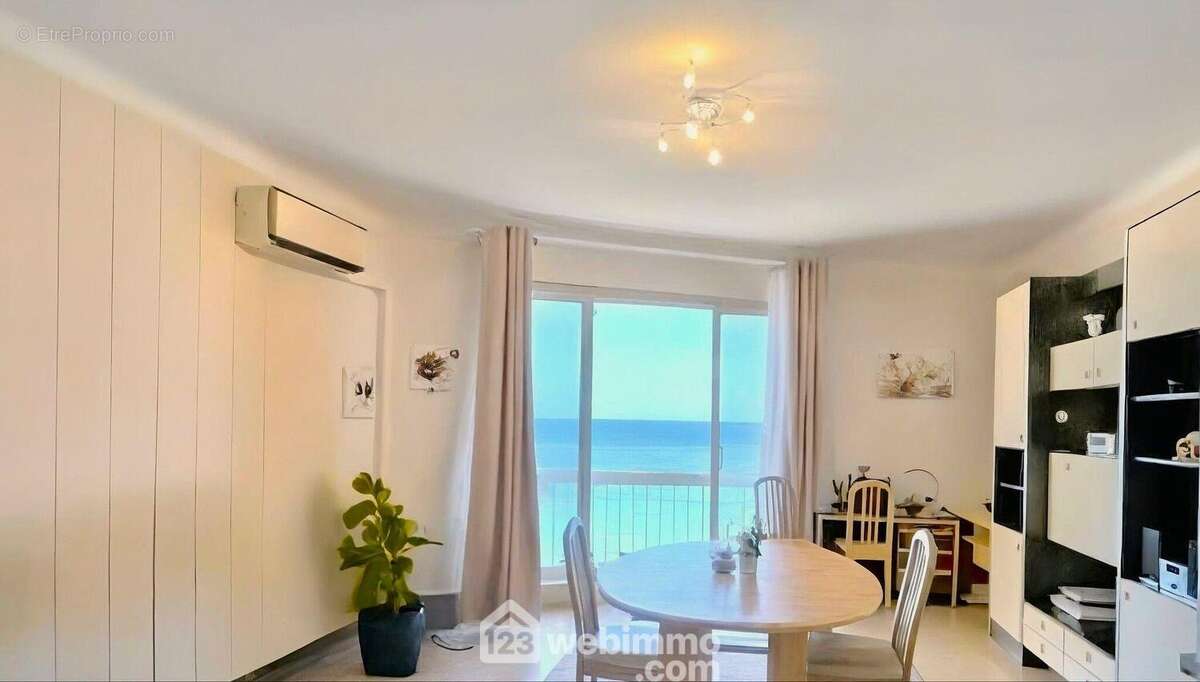 Séjour lumineux avec vue directe sur Saint-Tropez et le Golfe. - Appartement à SAINTE-MAXIME