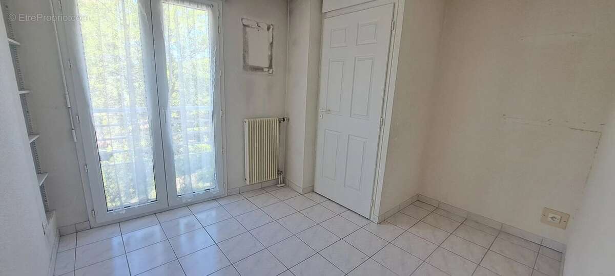 EYBENS LE BOURG - T4 de 82 m2, parking privatif, poss garage - photo 7