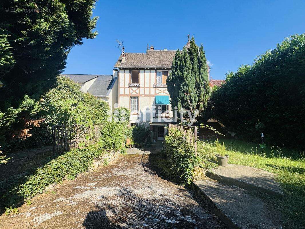 Maison à MANDRES-LES-ROSES