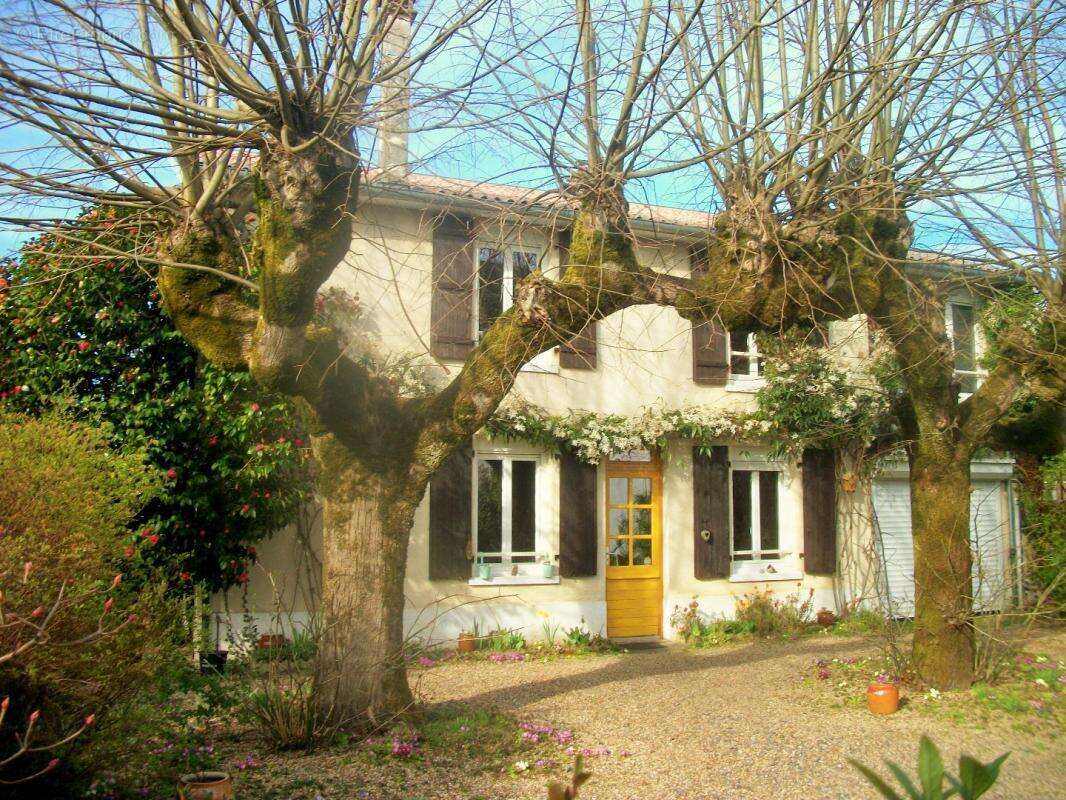 Maison à SAINT-YRIEIX-LA-PERCHE