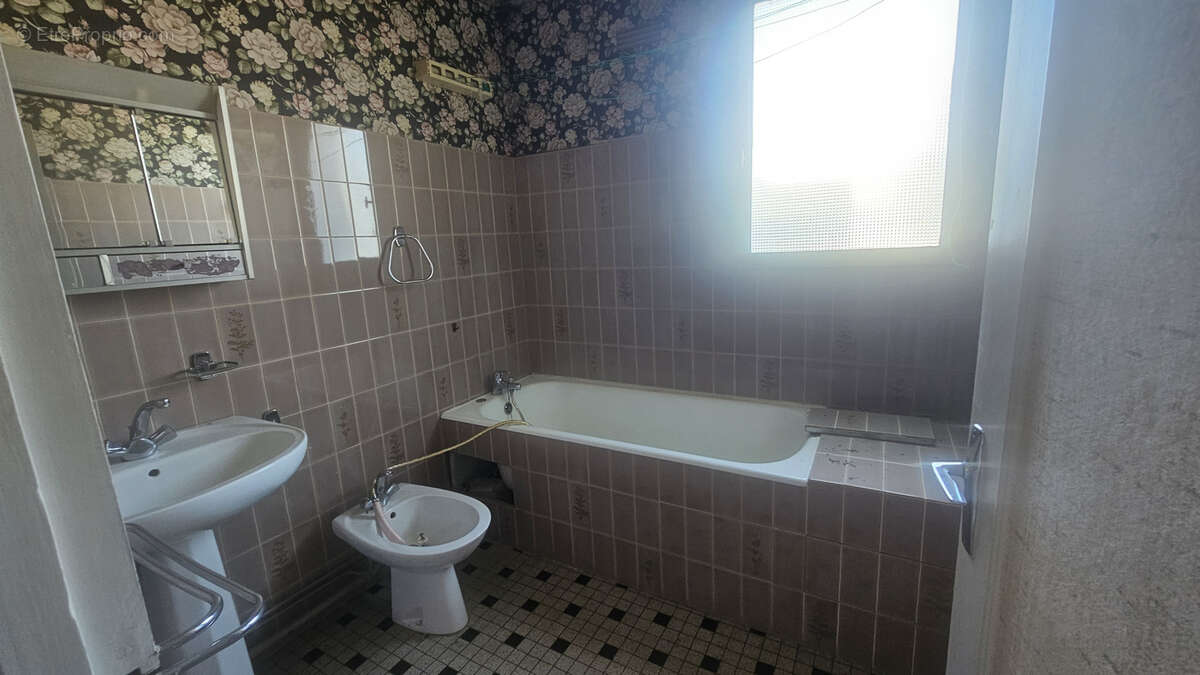 Immeuble de rapport avec local commercial loué   Excellent potentiel locatif - photo 5