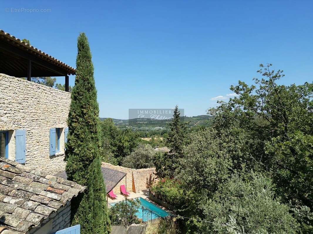 À Gordes, charmante maison en pierre de quatre chambres avec vue dégagée sur le Luberon. - photo 15