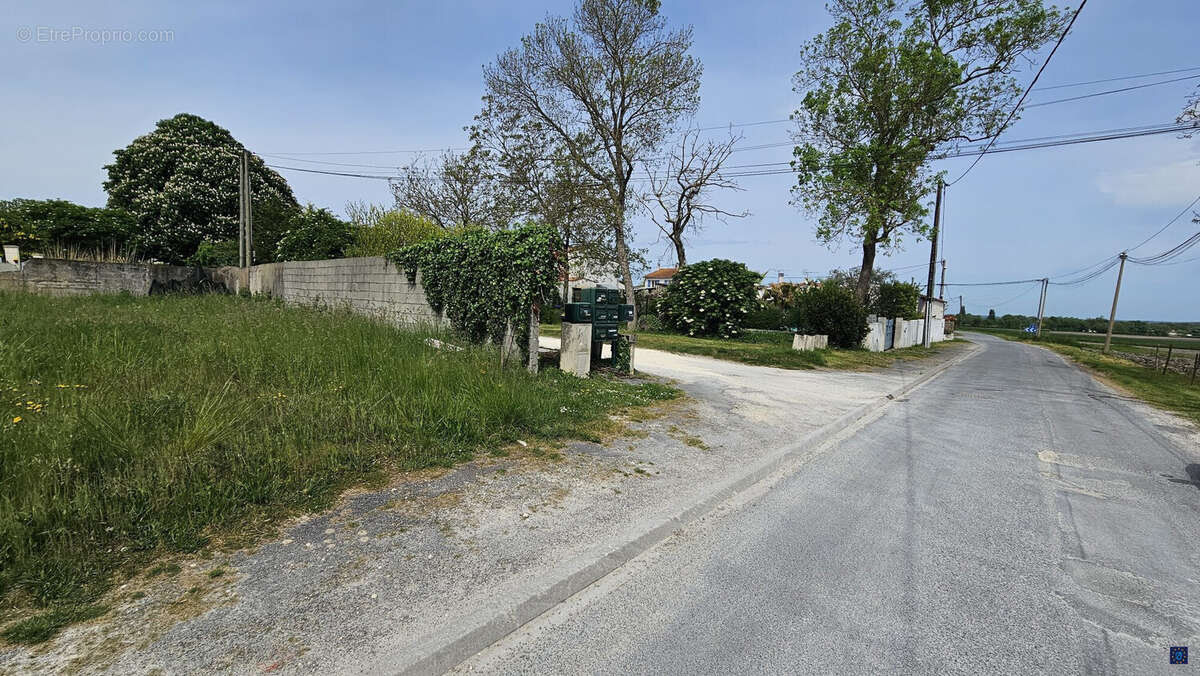 Terrain à MEDIS