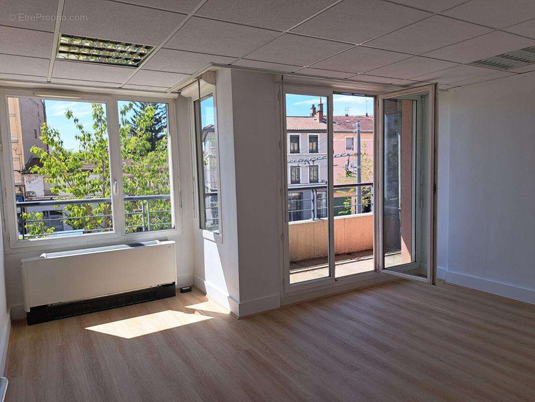 Local d'activité de 213 m² à Villeurbanne au prix de vente de 491 000 - photo 5