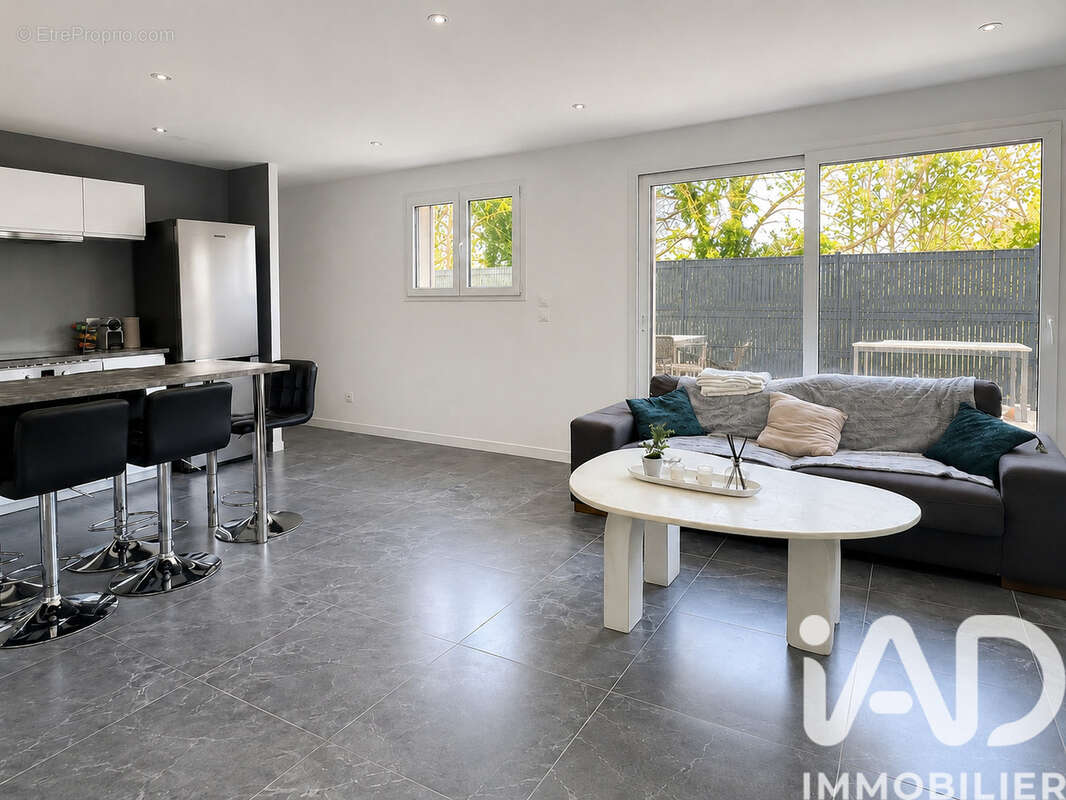 Maison 90 m² à Meyrieu-Les-Etangs  - photo 2