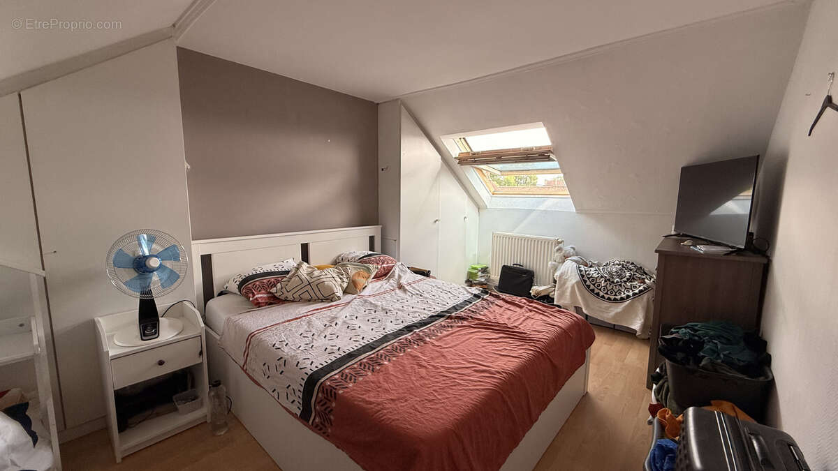 Située en plein coeur de Seclin, cette maison semi-mitoyenne de type bel étage dispose d'environ 95 m2 habitab - photo 4