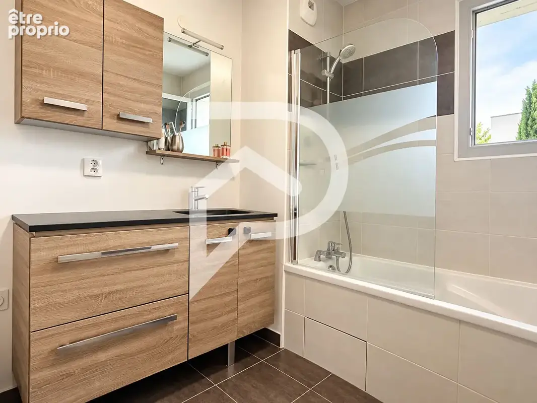 Meyzieu Gare - T4 de 78 M² - Terrasse, climatisation et double garage - photo 8