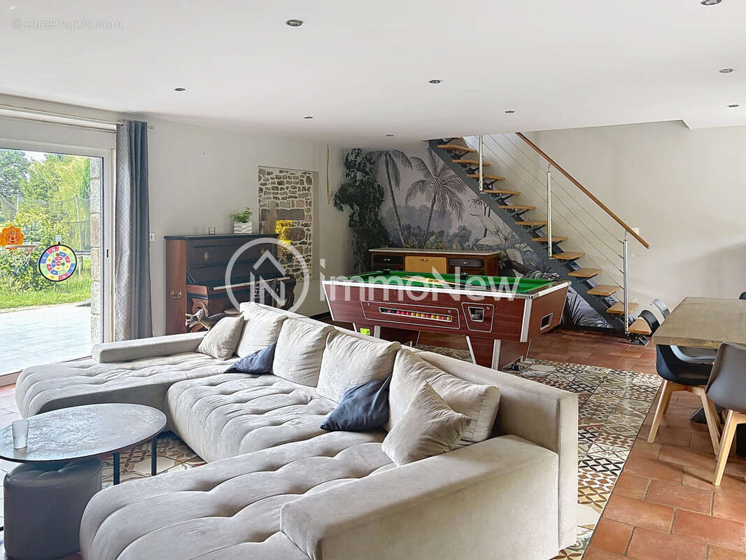 Superbe maison en pierre 192 m2 sur terrain 4807 m2 avec beaux volumes et puits - photo 3