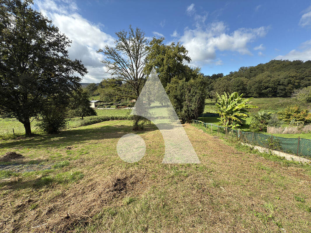 Terrain à LIVINHAC-LE-HAUT