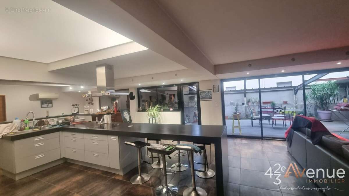 Appartement à LE CHAMBON-FEUGEROLLES