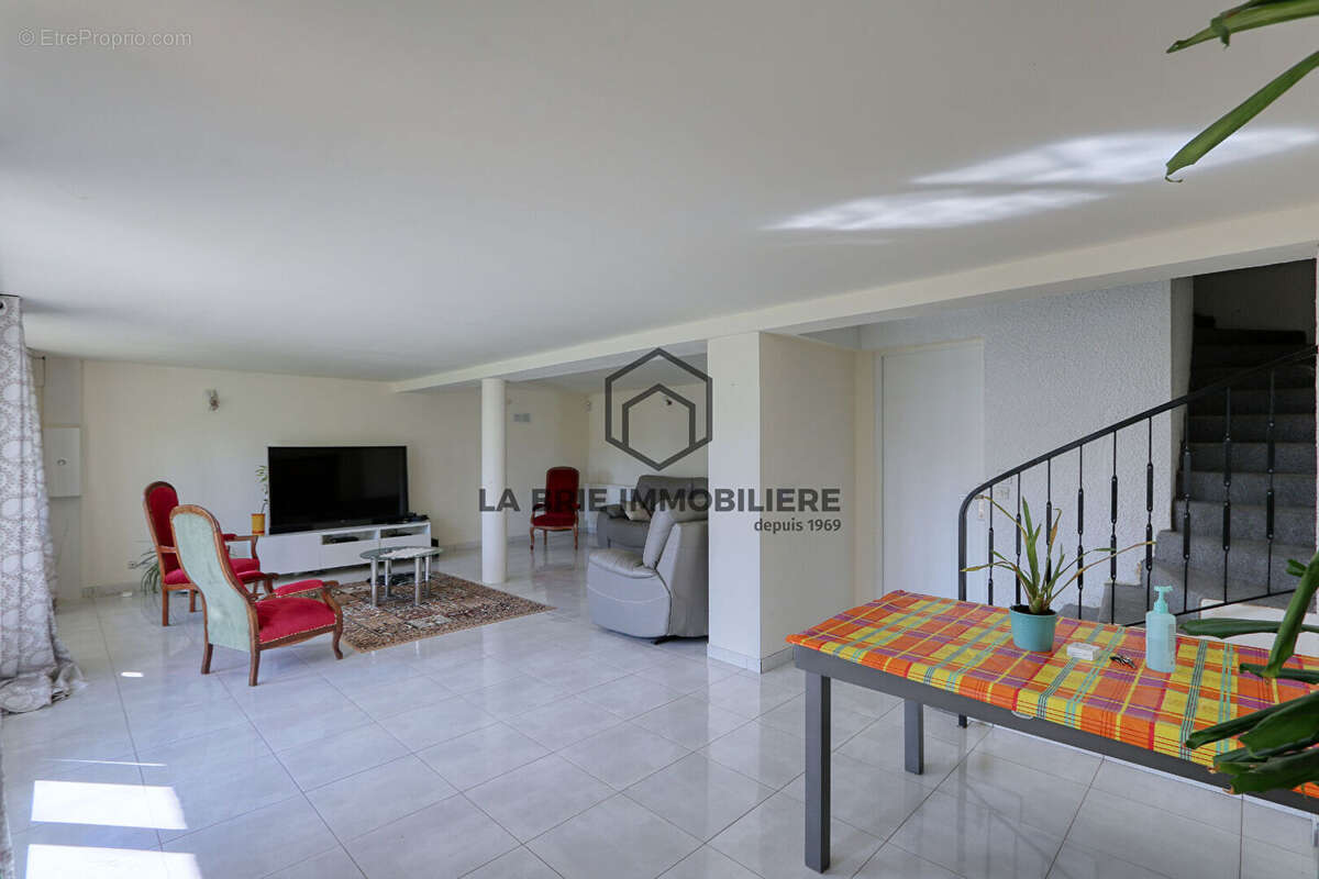 Maison à MANDRES-LES-ROSES