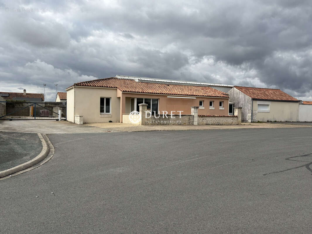 Commerce à FONTENAY-LE-COMTE