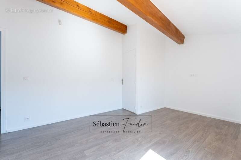Appartement à SOLLIES-TOUCAS