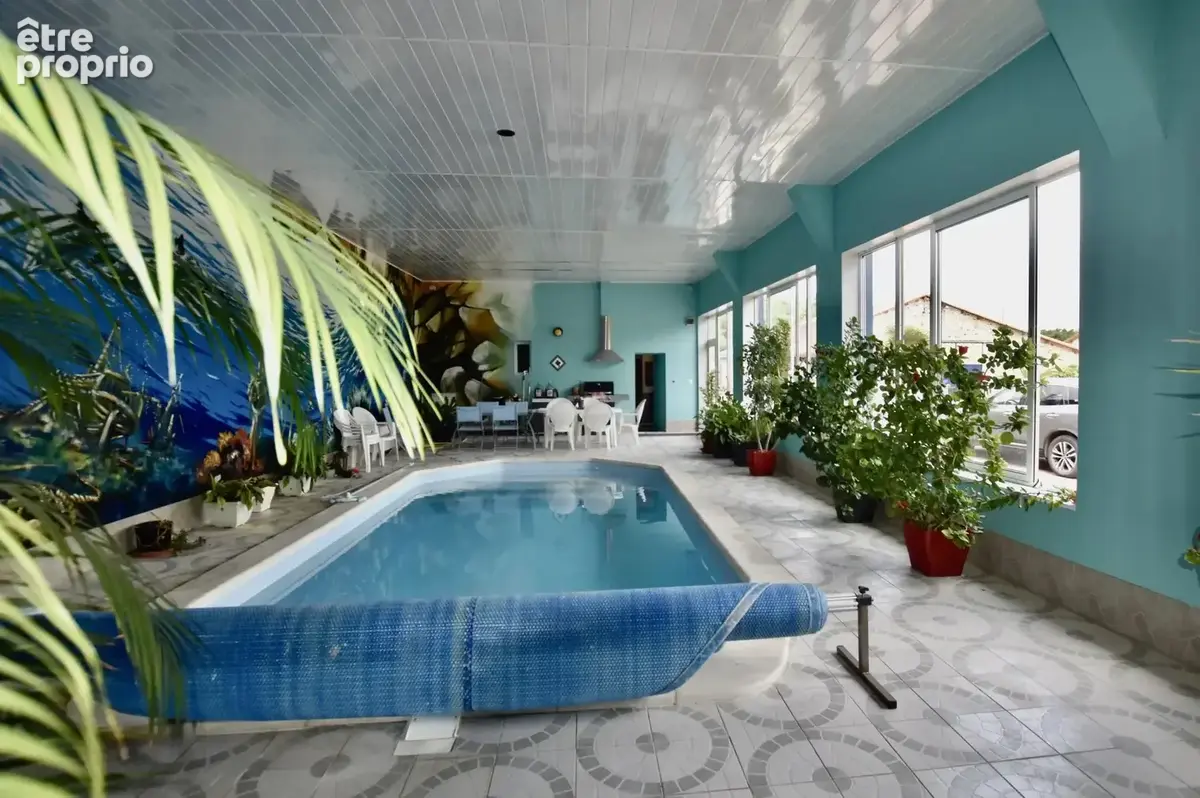 Magifique Longère avec piscine intérieure, 2 maison d'amis et 7 ha de terrain. - photo 2