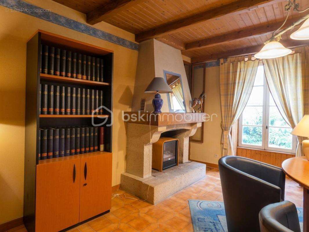 Marennes centre – Maison familiale en pierre de 145 m², 4 chambres, cour sans vis-à-vis et garage - photo 2