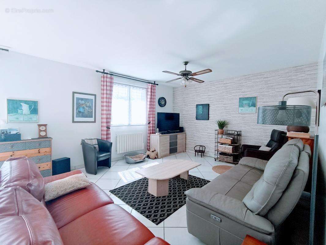 Maison à LUSSAC-LES-CHATEAUX